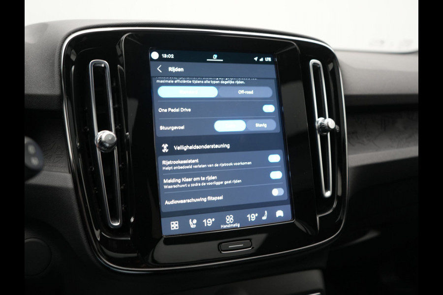 Volvo XC40 Recharge Ultimate 70 kWh 232pk Dealer O.H | Trekhaak Af Fabriek | Panodak | Adaptive Cruise | 360 Camera | Sportstoelen Memory & Verwarmd | Harman / Kardon | Keyless | Blis | Google Assistent | Stuur Verwarmd | Apple Carplay | DAB |