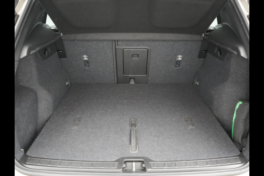 Volvo XC40 Recharge Ultimate 69 kWh 232pk | Trekhaak Af Fabriek | Panodak | Warmtepomp | 360 Camera | BLIS | Harman / Kardon | Adaptive Cruise | Sportstoelen Memory & Verwarmd | Keyless | Apple Carplay | Pilot Assist | DAB | 20"L.M |