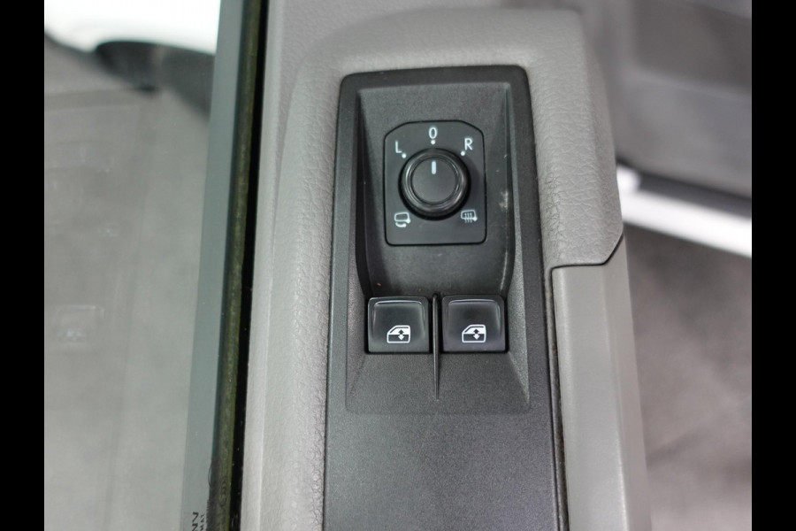 Volkswagen Crafter 177pk Automaat L3H3 / L2H2 Airco Cruise control Navigatie Camera Apple Carplay Sidebars