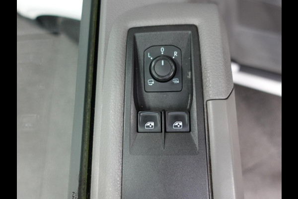 Volkswagen Crafter 177pk Automaat L3H3 / L2H2 Airco Cruise control Navigatie Camera Apple Carplay Sidebars