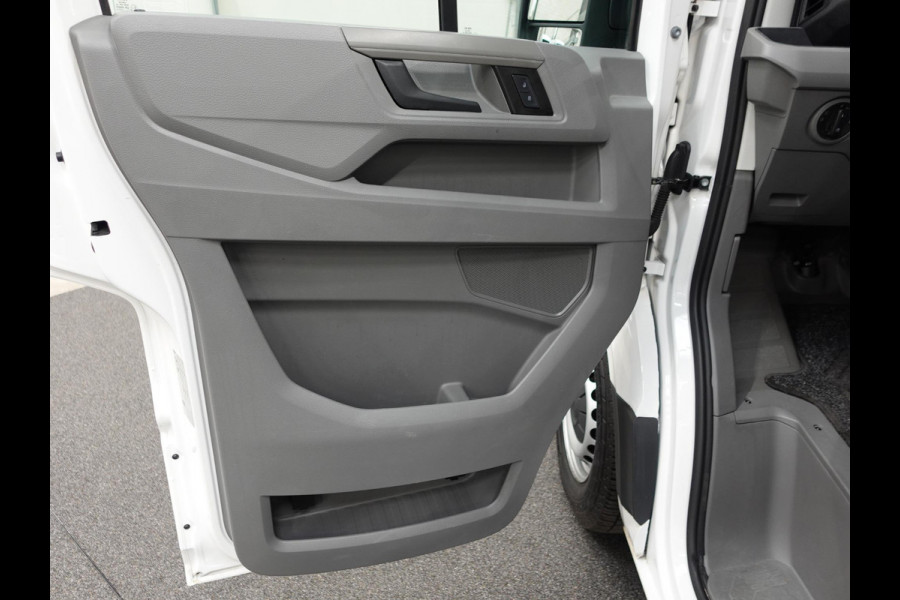 Volkswagen Crafter 177pk Automaat L3H3 / L2H2 Airco Cruise control Navigatie Camera Apple Carplay Sidebars