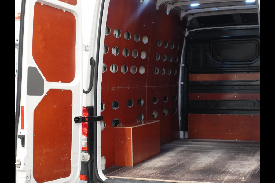 Volkswagen Crafter 177pk Automaat L3H3 / L2H2 Airco Cruise control Navigatie Camera Apple Carplay Sidebars