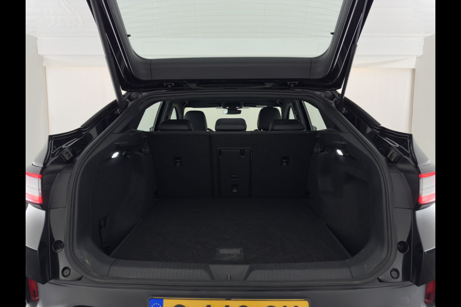 Volkswagen ID.5 Pro Business 77 kWh [3-Fase-11kW] {SoH-93%} (INCL.BTW) *HEAD-UP | LEATHER-FABRIC | FULL-LED | ADAPTIE-CRUISE |  DIGI-COCKPIT | HEATED-COMFORTSEATS | KEYLESS | DAB+ | AMBIENT-LIGHT | NAVI-FULLMAP | CAMERA | TOWBAR | 19''ALU*
