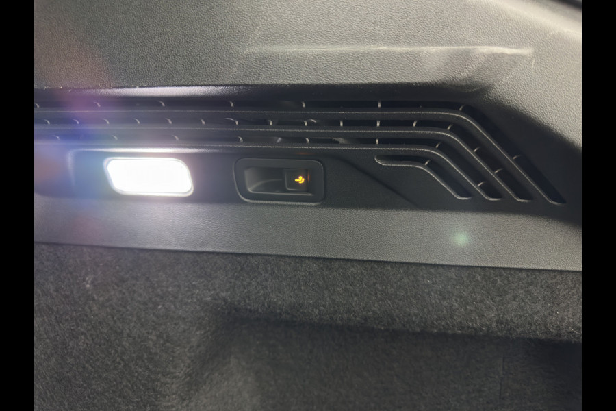 Volkswagen ID.5 Pro Business 77 kWh [3-Fase-11kW] {SoH-93%} (INCL.BTW) *HEAD-UP | LEATHER-FABRIC | FULL-LED | ADAPTIE-CRUISE |  DIGI-COCKPIT | HEATED-COMFORTSEATS | KEYLESS | DAB+ | AMBIENT-LIGHT | NAVI-FULLMAP | CAMERA | TOWBAR | 19''ALU*