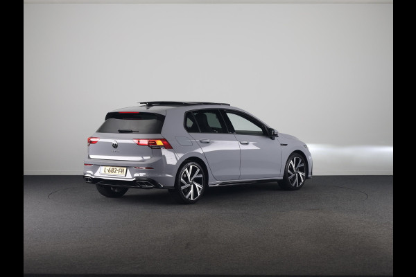 Volkswagen Golf 1.5 TSI R-Line 130 PK | Panoramadak | Camera | 18 Inch | Navigatie
