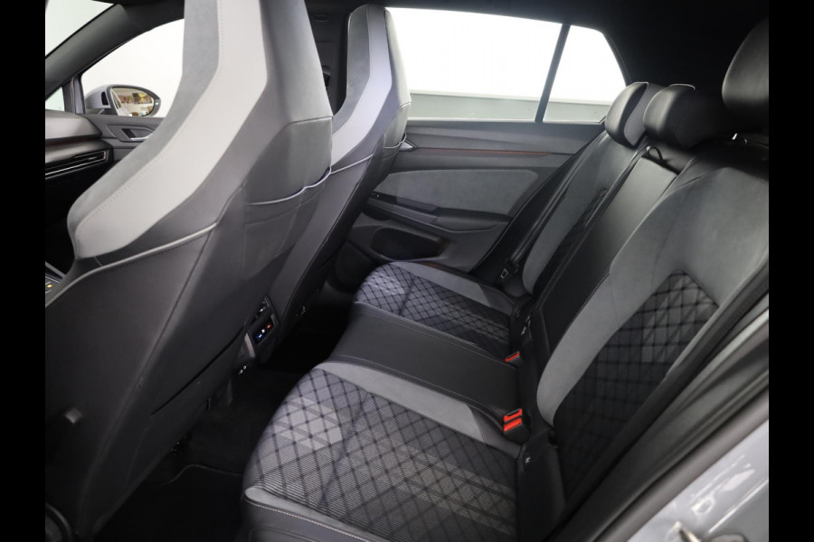 Volkswagen Golf 1.5 TSI R-Line 130 PK | Panoramadak | Camera | 18 Inch | Navigatie