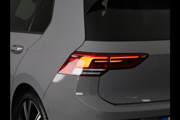 Volkswagen Golf 1.5 TSI R-Line 130 PK | Panoramadak | Camera | 18 Inch | Navigatie