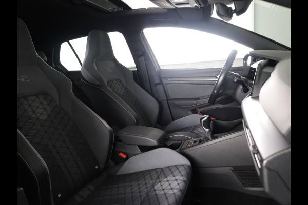Volkswagen Golf 1.5 TSI R-Line 130 PK | Panoramadak | Camera | 18 Inch | Navigatie
