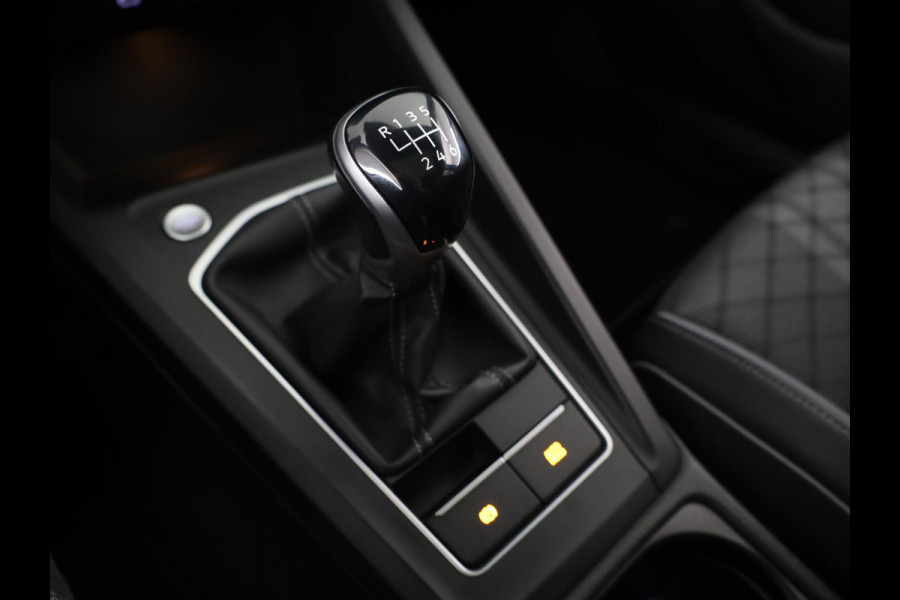 Volkswagen Golf 1.5 TSI R-Line 130 PK | Panoramadak | Camera | 18 Inch | Navigatie