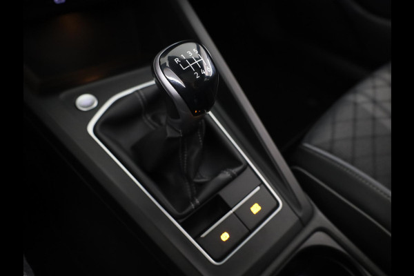 Volkswagen Golf 1.5 TSI R-Line 130 PK | Panoramadak | Camera | 18 Inch | Navigatie