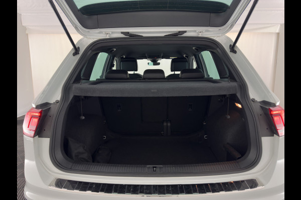 Volkswagen Tiguan 2.0 TDI 4Motion (INCL.BTW) Aut. *LEATHER-FABRIC | FLL-LED | DIGI-COCKPIT | ADAPTIVE-CRUISE | CAMERA | NAVI-FULLMAP | HEATED-SPORTSEATS | BLIND-SPOT | PRIVACY-GLASS | TOWBAR | 19''ALU*