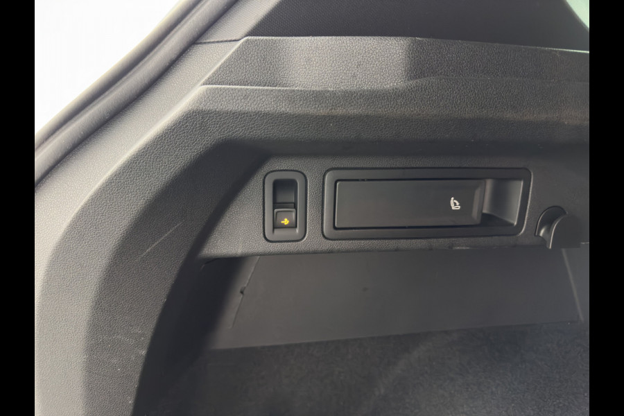 Volkswagen Tiguan 2.0 TDI 4Motion (INCL.BTW) Aut. *LEATHER-FABRIC | FLL-LED | DIGI-COCKPIT | ADAPTIVE-CRUISE | CAMERA | NAVI-FULLMAP | HEATED-SPORTSEATS | BLIND-SPOT | PRIVACY-GLASS | TOWBAR | 19''ALU*