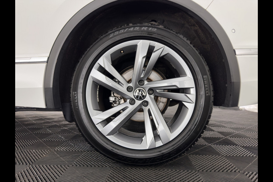Volkswagen Tiguan 2.0 TDI 4Motion (INCL.BTW) Aut. *LEATHER-FABRIC | FLL-LED | DIGI-COCKPIT | ADAPTIVE-CRUISE | CAMERA | NAVI-FULLMAP | HEATED-SPORTSEATS | BLIND-SPOT | PRIVACY-GLASS | TOWBAR | 19''ALU*