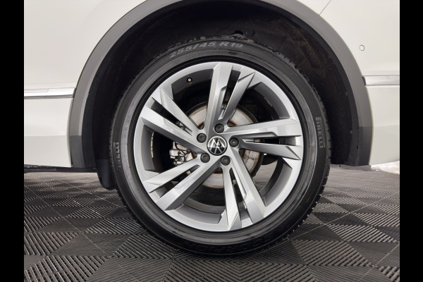 Volkswagen Tiguan 2.0 TDI 4Motion (INCL.BTW) Aut. *LEATHER-FABRIC | FLL-LED | DIGI-COCKPIT | ADAPTIVE-CRUISE | CAMERA | NAVI-FULLMAP | HEATED-SPORTSEATS | BLIND-SPOT | PRIVACY-GLASS | TOWBAR | 19''ALU*