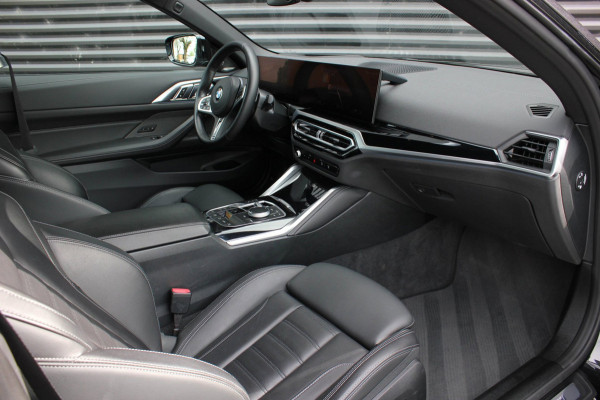 BMW 4 Serie Cabrio M440i xDrive High Executive 374PK / STUURVERWARMING / FULL BLACK / 19'' WHEELS / FULL OPTIONS /M-SPORT/ HEAD-UP