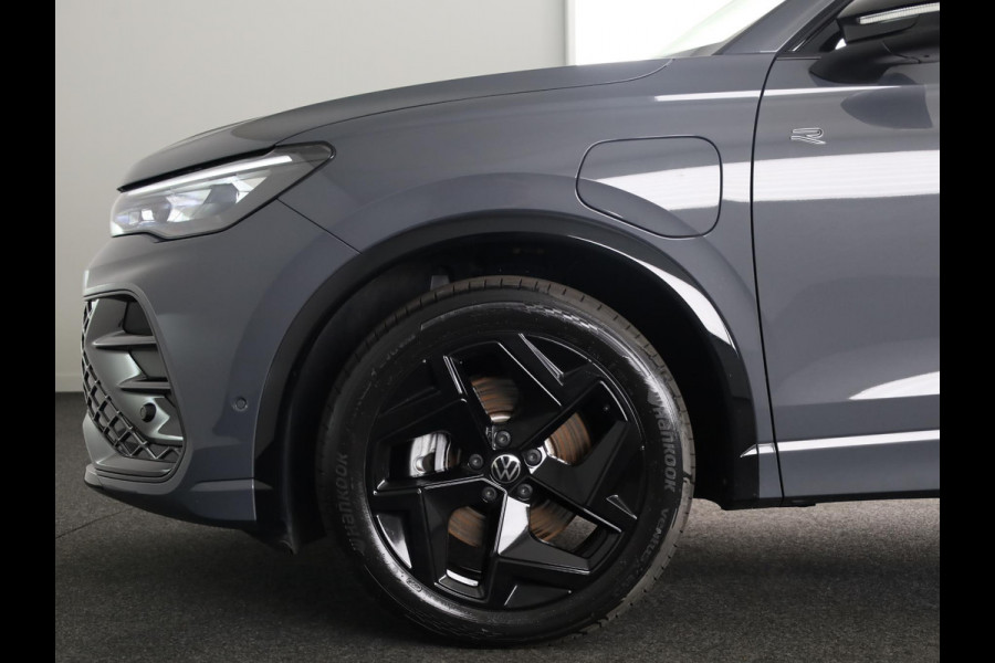 Volkswagen Tiguan 1.5 eHybrid R-Line Edition 204 pk Automaat (DSG) | Verlengde garantie | Navigatie | Panoramadak | Trekhaak (wegklapbaar) | Park assist | Rondomzicht camera | Head-up display | R-Line |