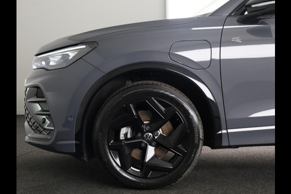 Volkswagen Tiguan 1.5 eHybrid R-Line Edition 204 pk Automaat (DSG) | Verlengde garantie | Navigatie | Panoramadak | Trekhaak (wegklapbaar) | Park assist | Rondomzicht camera | Head-up display | R-Line |