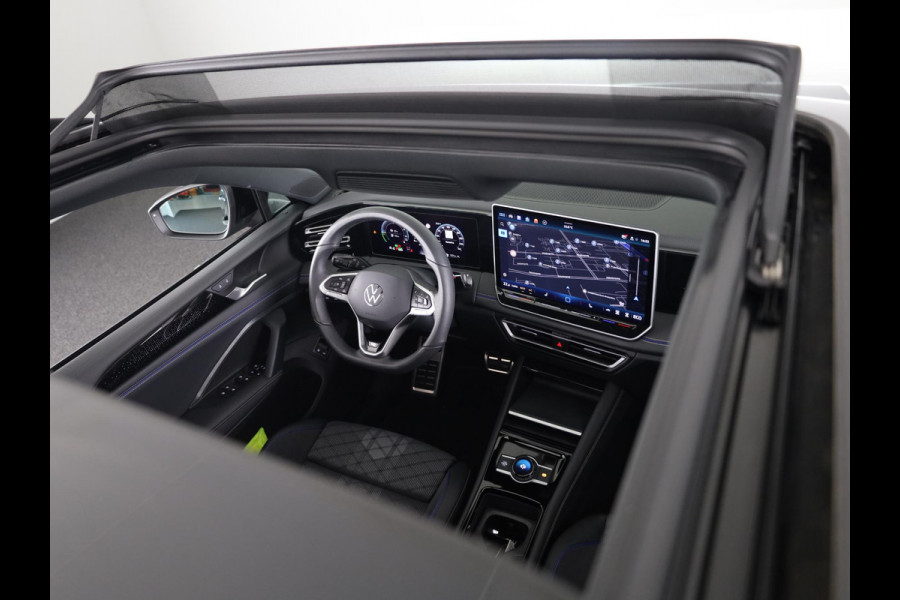 Volkswagen Tiguan 1.5 eHybrid R-Line Edition 204 pk Automaat (DSG) | Verlengde garantie | Navigatie | Panoramadak | Trekhaak (wegklapbaar) | Park assist | Rondomzicht camera | Head-up display | R-Line |