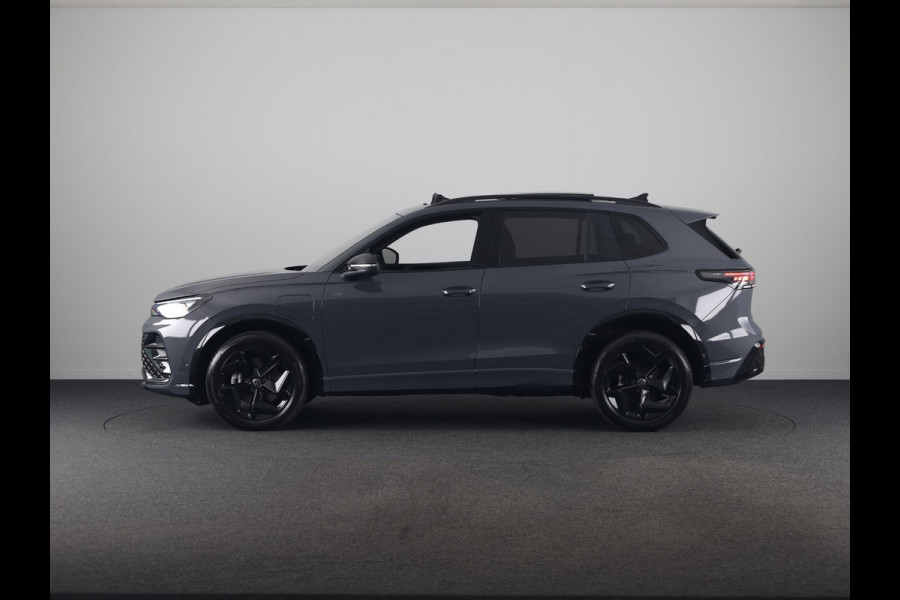 Volkswagen Tiguan 1.5 eHybrid R-Line Edition 204 pk Automaat (DSG) | Verlengde garantie | Navigatie | Panoramadak | Trekhaak (wegklapbaar) | Park assist | Rondomzicht camera | Head-up display | R-Line |