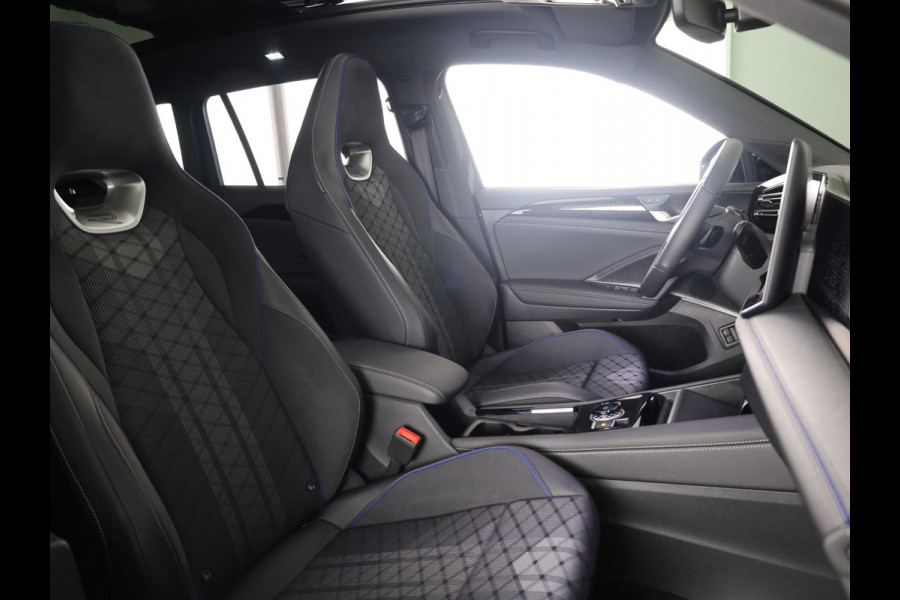 Volkswagen Tiguan 1.5 eHybrid R-Line Edition 204 pk Automaat (DSG) | Verlengde garantie | Navigatie | Panoramadak | Trekhaak (wegklapbaar) | Park assist | Rondomzicht camera | Head-up display | R-Line |