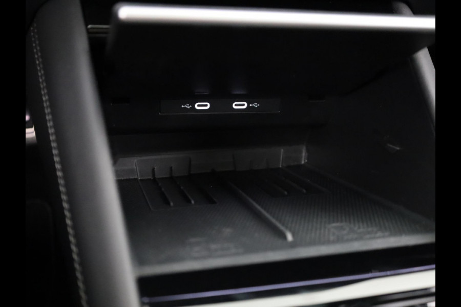 Volkswagen Tiguan 1.5 eHybrid R-Line Edition 204 pk Automaat (DSG) | Verlengde garantie | Navigatie | Panoramadak | Trekhaak (wegklapbaar) | Park assist | Rondomzicht camera | Head-up display | R-Line |