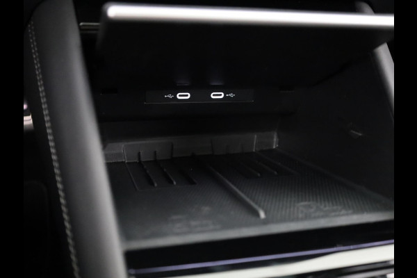 Volkswagen Tiguan 1.5 eHybrid R-Line Edition 204 pk Automaat (DSG) | Verlengde garantie | Navigatie | Panoramadak | Trekhaak (wegklapbaar) | Park assist | Rondomzicht camera | Head-up display | R-Line |