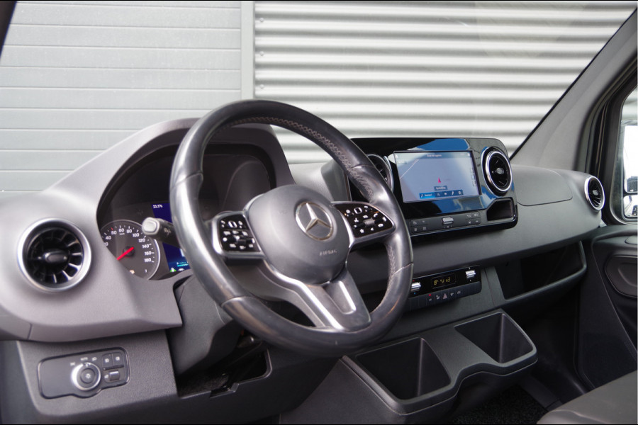 Mercedes-Benz Sprinter 319 3.0 CDI V6 L2H2 AUT. LED, 2X SCHUIFDEUR, 3.5T TREKHAAK, 360 CAMERA, MBUX 10'', LEDER, CRUISE, CLIMA, PARKEERSENSOREN, 18'' L
