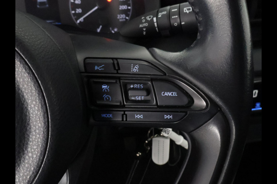 Toyota Yaris 1.5 HYBRIDE BI-TONE SPORT GARANTIE 6-2031 . ADAPTIEVE CRUISE CONTROL . DEALER ONDERHOUDEN . ACHTERUITRIJ CAMERA .