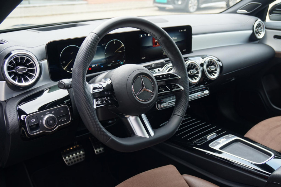 Mercedes-Benz CLA-Klasse Shooting Brake AMG + BURMESTER / HEAD-UP / PANO / 360 CAMERA / MEMORY
