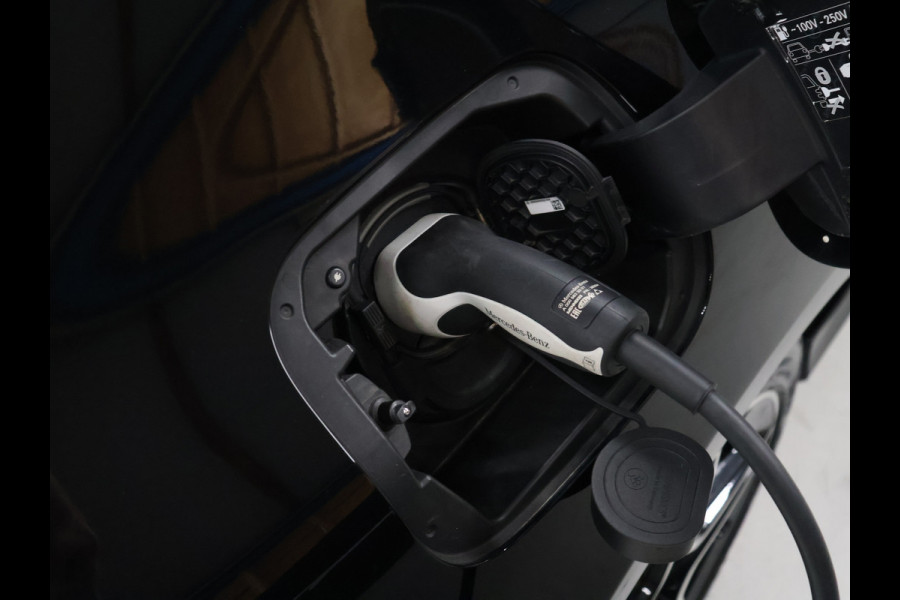 Mercedes-Benz CLA-Klasse 250 e Premium Plus AMG-Line [TREKHAAK UITKLAPBAAR, SCHUIFKANTELDAK, APPLE CARPLAY, ANDROID, STOELVERWARMING, CAMERA, PDC V+A, CRUISE, CLIMATE, NIEUWSTAAT]