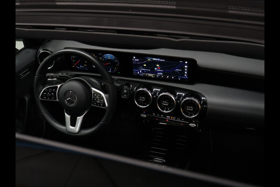 Mercedes-Benz A-Klasse 180 Business Solution AMG [SCHUIFDAK, CAMERA, BLUETOOTH, STOELVERWARMING, SCHAKELFLIPPERS, NIEUWSTAAT]