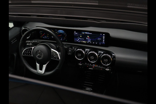 Mercedes-Benz A-Klasse 180 Business Solution AMG [SCHUIFDAK, CAMERA, BLUETOOTH, STOELVERWARMING, SCHAKELFLIPPERS, NIEUWSTAAT]