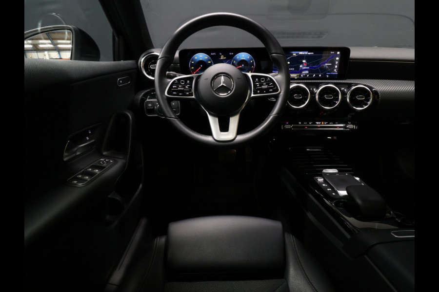 Mercedes-Benz A-Klasse 180 Business Solution AMG [SCHUIFDAK, CAMERA, BLUETOOTH, STOELVERWARMING, SCHAKELFLIPPERS, NIEUWSTAAT]