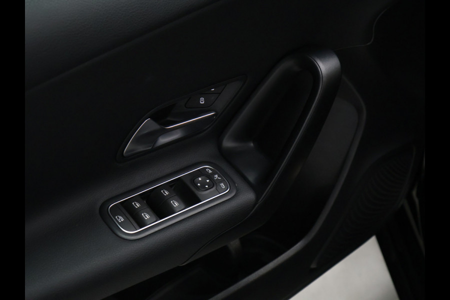 Mercedes-Benz A-Klasse 180 Business Solution AMG [SCHUIFDAK, CAMERA, BLUETOOTH, STOELVERWARMING, SCHAKELFLIPPERS, NIEUWSTAAT]