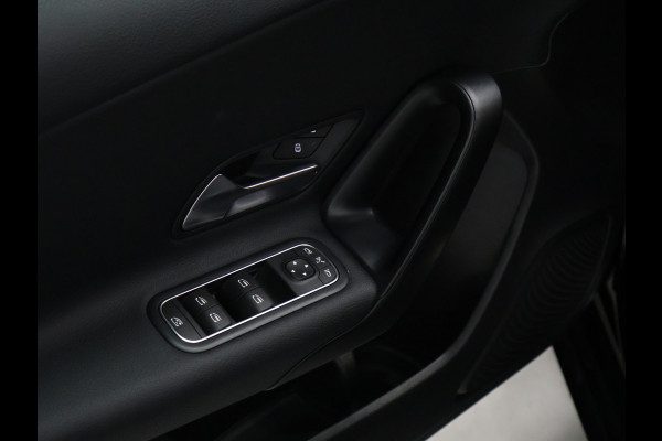 Mercedes-Benz A-Klasse 180 Business Solution AMG [SCHUIFDAK, CAMERA, BLUETOOTH, STOELVERWARMING, SCHAKELFLIPPERS, NIEUWSTAAT]