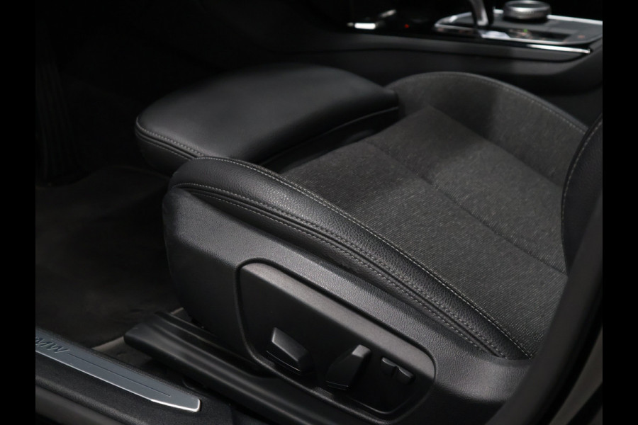 BMW 1-serie 118i Executive Edition [AFNEEMBARE TREKHAAK, APPLE CARPLAY, ANDROID, SPORTSTOELEN, PDC V+A, BMW LED, CRUISE, CLIMATE, NIEUWSTAAT]