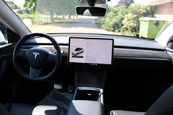 Tesla Model Y Long Range AWD 75 kWh SOh 91% PANO LEER LED 95000KM!!!