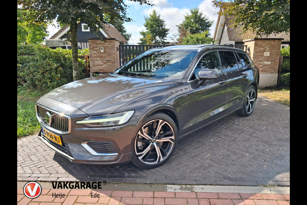 Volvo V60 2.0 T8 Plug-in hybrid AWD Ultimate Bright | Panoramadak | Trekhaak | Harman Kardon | NL-Auto | 455PK |