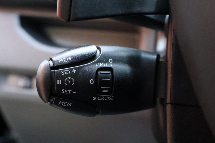 Peugeot Expert 2.0 BlueHDI 180 DC L3H1 XL | Dubbel cabine| Navigatie | CarPlay | Camera | Head-Up | Dodehoek detector | Trekhaak | F1 Flippers | Climate control | 5-Zitter | Nieuwe APK | Carpass