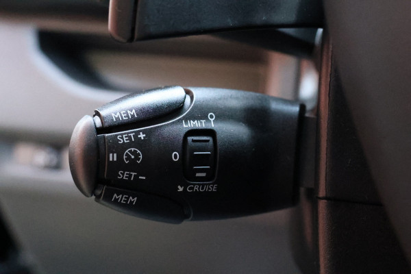 Peugeot Expert 2.0 BlueHDI 180 DC L3H1 XL | Dubbel cabine| Navigatie | CarPlay | Camera | Head-Up | Dodehoek detector | Trekhaak | F1 Flippers | Climate control | 5-Zitter | Nieuwe APK | Carpass