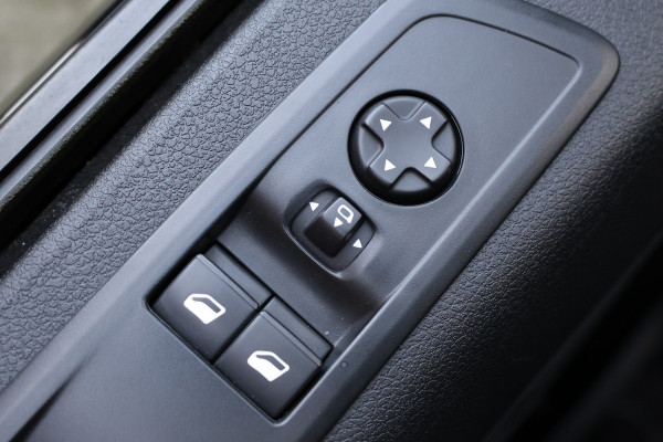 Peugeot Expert 2.0 BlueHDI 180 DC L3H1 XL | Dubbel cabine| Navigatie | CarPlay | Camera | Head-Up | Dodehoek detector | Trekhaak | F1 Flippers | Climate control | 5-Zitter | Nieuwe APK | Carpass