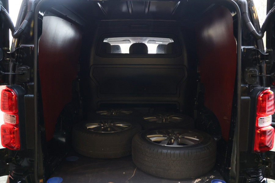 Peugeot Expert 2.0 BlueHDI 180 DC L3H1 XL | Dubbel cabine| Navigatie | CarPlay | Camera | Head-Up | Dodehoek detector | Trekhaak | F1 Flippers | Climate control | 5-Zitter | Nieuwe APK | Carpass