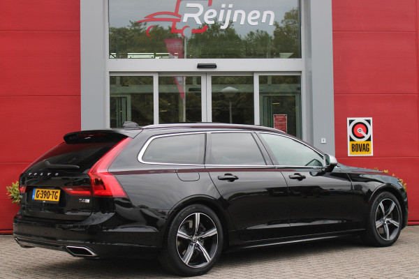 Volvo V90 2.0 T4 210PK R-DESIGN POLESTAR ENGINEERD | LUXURY LINE - PANORAMISCH SCHUIF/KANTEL DAK/HEAD-UP DISPLAY/PARK ASSIST CAMERA ACHTER/MET LEER BEKLEED DASHBOARD | PREMIUM AUDIO BY HARMAN KARDON PREMIUM AUDIO | R-DESIGN GEPERFOREERD NAPPA LEDEREN BEKLEDING MET CONTOURSTOELEN (SPORTSTOELEN) MET VERSTELBARE ZITVERLENGING | POWERSEATS -ELEKTRISCH VERSTELBARE VOORSTOELEN MET GEHEUGEN FUNCTIE OP BEIDE STOELEN | SCANDINAVIAN LINE - PARKEERVERWARMING MET TIMER (STANDKACHEL) / STOEL & STUUR VERWARMING / ACHTERBANK VERWARMING | ADAPTIVE CRUISECONTROL MET PILOT ASSIST | FULL LED KOPLA