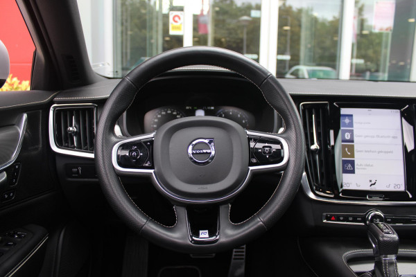 Volvo V90 2.0 T4 210PK R-DESIGN POLESTAR ENGINEERD | LUXURY LINE - PANORAMISCH SCHUIF/KANTEL DAK/HEAD-UP DISPLAY/PARK ASSIST CAMERA ACHTER/MET LEER BEKLEED DASHBOARD | PREMIUM AUDIO BY HARMAN KARDON PREMIUM AUDIO | R-DESIGN GEPERFOREERD NAPPA LEDEREN BEKLEDING MET CONTOURSTOELEN (SPORTSTOELEN) MET VERSTELBARE ZITVERLENGING | POWERSEATS -ELEKTRISCH VERSTELBARE VOORSTOELEN MET GEHEUGEN FUNCTIE OP BEIDE STOELEN | SCANDINAVIAN LINE - PARKEERVERWARMING MET TIMER (STANDKACHEL) / STOEL & STUUR VERWARMING / ACHTERBANK VERWARMING | ADAPTIVE CRUISECONTROL MET PILOT ASSIST | FULL LED KOPLA