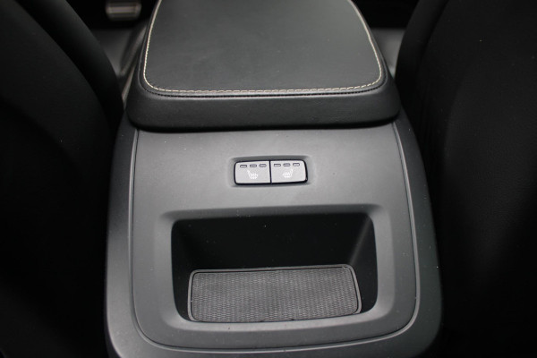 Volvo V90 2.0 T4 210PK R-DESIGN POLESTAR ENGINEERD | LUXURY LINE - PANORAMISCH SCHUIF/KANTEL DAK/HEAD-UP DISPLAY/PARK ASSIST CAMERA ACHTER/MET LEER BEKLEED DASHBOARD | PREMIUM AUDIO BY HARMAN KARDON PREMIUM AUDIO | R-DESIGN GEPERFOREERD NAPPA LEDEREN BEKLEDING MET CONTOURSTOELEN (SPORTSTOELEN) MET VERSTELBARE ZITVERLENGING | POWERSEATS -ELEKTRISCH VERSTELBARE VOORSTOELEN MET GEHEUGEN FUNCTIE OP BEIDE STOELEN | SCANDINAVIAN LINE - PARKEERVERWARMING MET TIMER (STANDKACHEL) / STOEL & STUUR VERWARMING / ACHTERBANK VERWARMING | ADAPTIVE CRUISECONTROL MET PILOT ASSIST | FULL LED KOPLA