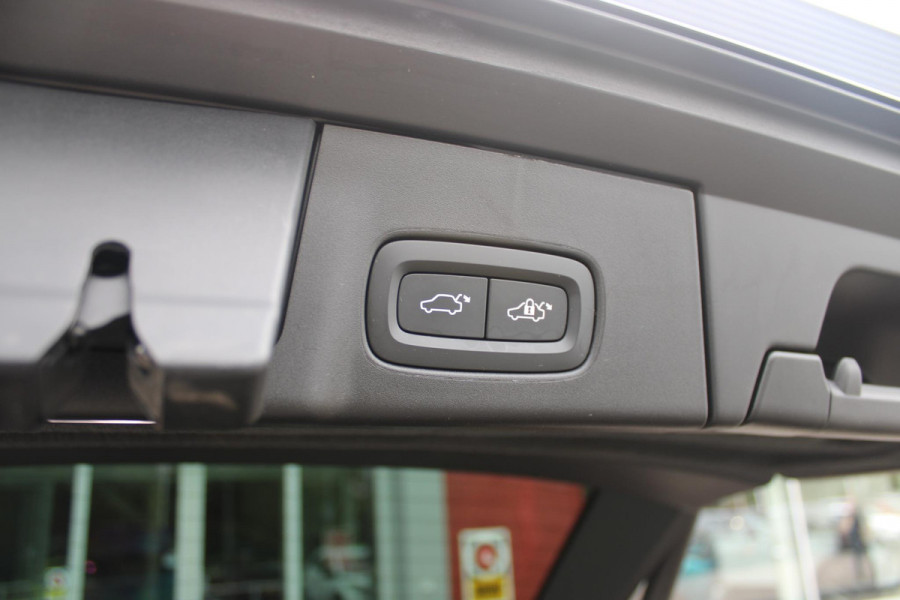 Volvo V90 2.0 T4 210PK R-DESIGN POLESTAR ENGINEERD | LUXURY LINE - PANORAMISCH SCHUIF/KANTEL DAK/HEAD-UP DISPLAY/PARK ASSIST CAMERA ACHTER/MET LEER BEKLEED DASHBOARD | PREMIUM AUDIO BY HARMAN KARDON PREMIUM AUDIO | R-DESIGN GEPERFOREERD NAPPA LEDEREN BEKLEDING MET CONTOURSTOELEN (SPORTSTOELEN) MET VERSTELBARE ZITVERLENGING | POWERSEATS -ELEKTRISCH VERSTELBARE VOORSTOELEN MET GEHEUGEN FUNCTIE OP BEIDE STOELEN | SCANDINAVIAN LINE - PARKEERVERWARMING MET TIMER (STANDKACHEL) / STOEL & STUUR VERWARMING / ACHTERBANK VERWARMING | ADAPTIVE CRUISECONTROL MET PILOT ASSIST | FULL LED KOPLA