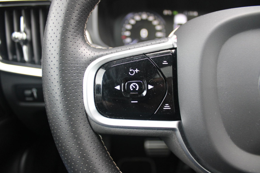 Volvo V90 2.0 T4 210PK R-DESIGN POLESTAR ENGINEERD | LUXURY LINE - PANORAMISCH SCHUIF/KANTEL DAK/HEAD-UP DISPLAY/PARK ASSIST CAMERA ACHTER/MET LEER BEKLEED DASHBOARD | PREMIUM AUDIO BY HARMAN KARDON PREMIUM AUDIO | R-DESIGN GEPERFOREERD NAPPA LEDEREN BEKLEDING MET CONTOURSTOELEN (SPORTSTOELEN) MET VERSTELBARE ZITVERLENGING | POWERSEATS -ELEKTRISCH VERSTELBARE VOORSTOELEN MET GEHEUGEN FUNCTIE OP BEIDE STOELEN | SCANDINAVIAN LINE - PARKEERVERWARMING MET TIMER (STANDKACHEL) / STOEL & STUUR VERWARMING / ACHTERBANK VERWARMING | ADAPTIVE CRUISECONTROL MET PILOT ASSIST | FULL LED KOPLA
