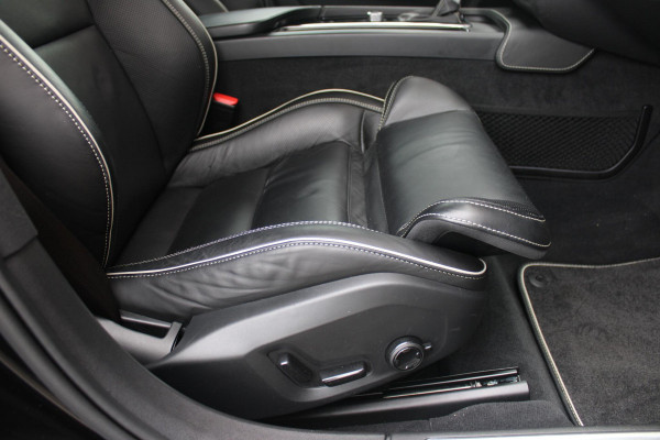 Volvo V90 2.0 T4 210PK R-DESIGN POLESTAR ENGINEERD | LUXURY LINE - PANORAMISCH SCHUIF/KANTEL DAK/HEAD-UP DISPLAY/PARK ASSIST CAMERA ACHTER/MET LEER BEKLEED DASHBOARD | PREMIUM AUDIO BY HARMAN KARDON PREMIUM AUDIO | R-DESIGN GEPERFOREERD NAPPA LEDEREN BEKLEDING MET CONTOURSTOELEN (SPORTSTOELEN) MET VERSTELBARE ZITVERLENGING | POWERSEATS -ELEKTRISCH VERSTELBARE VOORSTOELEN MET GEHEUGEN FUNCTIE OP BEIDE STOELEN | SCANDINAVIAN LINE - PARKEERVERWARMING MET TIMER (STANDKACHEL) / STOEL & STUUR VERWARMING / ACHTERBANK VERWARMING | ADAPTIVE CRUISECONTROL MET PILOT ASSIST | FULL LED KOPLA