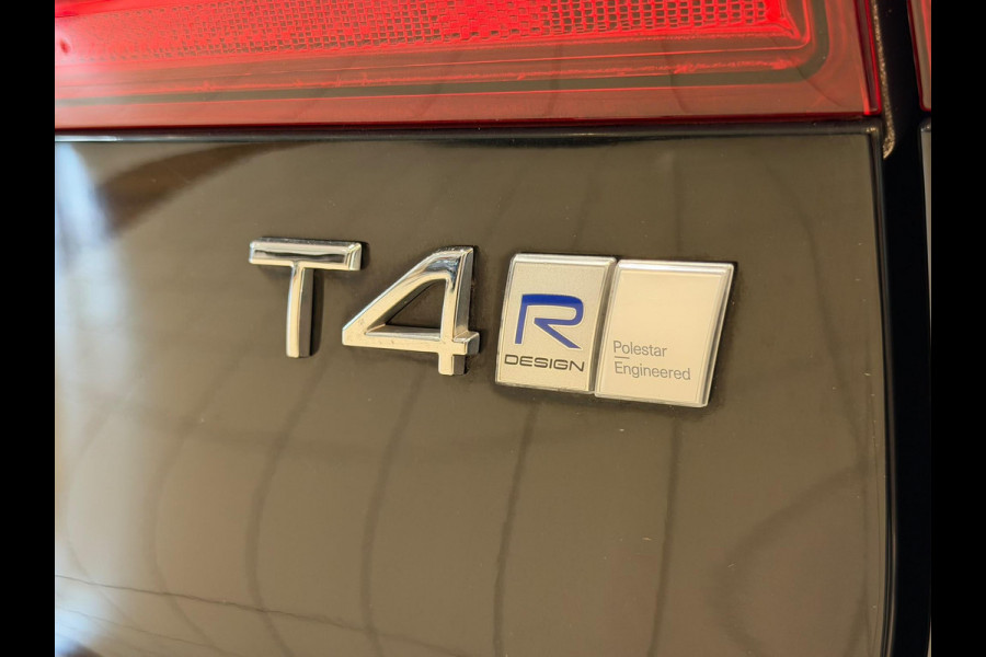 Volvo V90 2.0 T4 210PK R-DESIGN POLESTAR ENGINEERD | LUXURY LINE - PANORAMISCH SCHUIF/KANTEL DAK/HEAD-UP DISPLAY/PARK ASSIST CAMERA ACHTER/MET LEER BEKLEED DASHBOARD | PREMIUM AUDIO BY HARMAN KARDON PREMIUM AUDIO | R-DESIGN GEPERFOREERD NAPPA LEDEREN BEKLEDING MET CONTOURSTOELEN (SPORTSTOELEN) MET VERSTELBARE ZITVERLENGING | POWERSEATS -ELEKTRISCH VERSTELBARE VOORSTOELEN MET GEHEUGEN FUNCTIE OP BEIDE STOELEN | SCANDINAVIAN LINE - PARKEERVERWARMING MET TIMER (STANDKACHEL) / STOEL & STUUR VERWARMING / ACHTERBANK VERWARMING | ADAPTIVE CRUISECONTROL MET PILOT ASSIST | FULL LED KOPLA