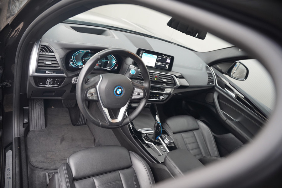 BMW iX3 High Executive 80 kWh | Panoramadak | Harman Kardon | Stoelverwarming | Adaptive Cruise Control | Head-Up Display | Memory Seat | 360 Camera | Ambiance Verlichting | Adaptief Onderstel | Adaptive LED | Trekhaak |